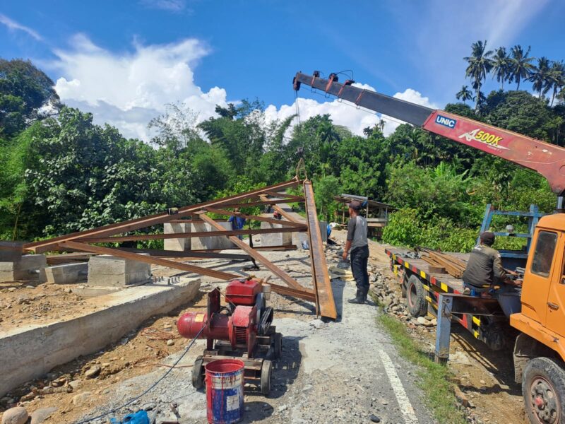 Proses pemasangan pylon Jembatan Gantung Perintis di Desa Kumbang Jaya, Kecamatan Badar, Aceh Tenggara, dilakukan secara gotong royong oleh Babinsa dan warga guna mempercepat terwujudnya akses transportasi yang aman bagi masyarakat, Sabtu (30/5/2026). Foto: Dok. Istimewa 