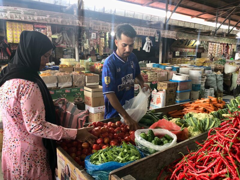 Potret pedagang bahan pangan di Pasar Tradisional saat melayani pembeli. Foto: Dok. Istimewa 