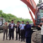 Walikota Banda Aceh Illiza Saaduddin Djamal saat meninjau eskavator pendukung pengolahan sampah di TPA Gampong Jawa. Foto: Dok. Humas Pemko Banda Aceh