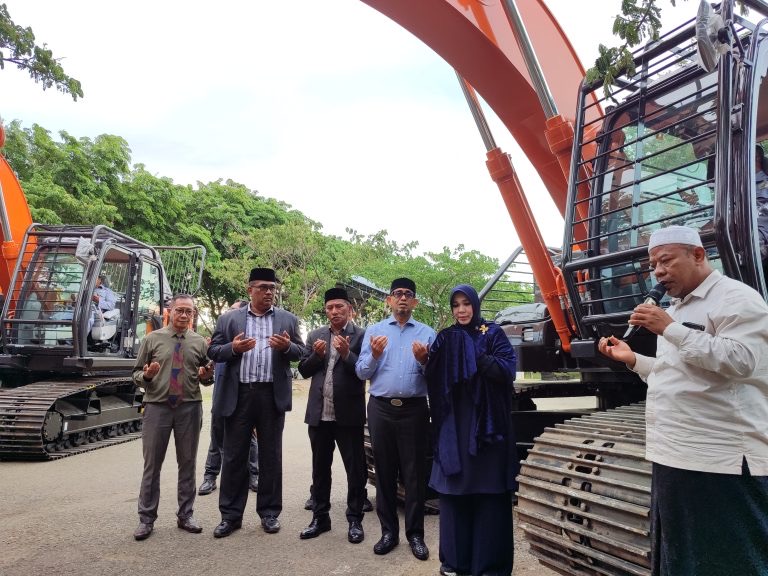 Walikota Banda Aceh Illiza Saaduddin Djamal saat meninjau eskavator pendukung pengolahan sampah di TPA Gampong Jawa. Foto: Dok. Humas Pemko Banda Aceh