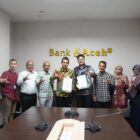 Jajaran PT Bank Aceh Syariah dan PT PosSaku Mitra Usaha berfoto bersama usai penandatanganan kerja sama strategis digitalisasi UMKM melalui integrasi layanan QRIS dan aplikasi Point of Sale (POS) di Banda Aceh, Senin (18/5/2026). Foto: Dok. Istimewa
