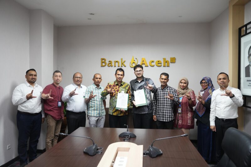 Jajaran PT Bank Aceh Syariah dan PT PosSaku Mitra Usaha berfoto bersama usai penandatanganan kerja sama strategis digitalisasi UMKM melalui integrasi layanan QRIS dan aplikasi Point of Sale (POS) di Banda Aceh, Senin (18/5/2026). Foto: Dok. Istimewa 