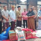 Sekdako Banda Aceh Ir. Jalaluddin, ST, MT di Dampingi Kadis Sosialnya Sukmawati menyerahkan Bantuan Masa panik kepada korban kebakaran Rumah di Kecamatan Ule Kareng. Foto: Dok. Dinsos Kota Banda Aceh