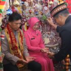 Kapolda Aceh bersama Ketua Bhayangkari Daerah Aceh disambut adat peusijuek saat tiba di Mapolres Aceh Singkil dalam agenda kunjungan kerja, Sabtu (16/5/2026). Foto: Dok. Istimewa
