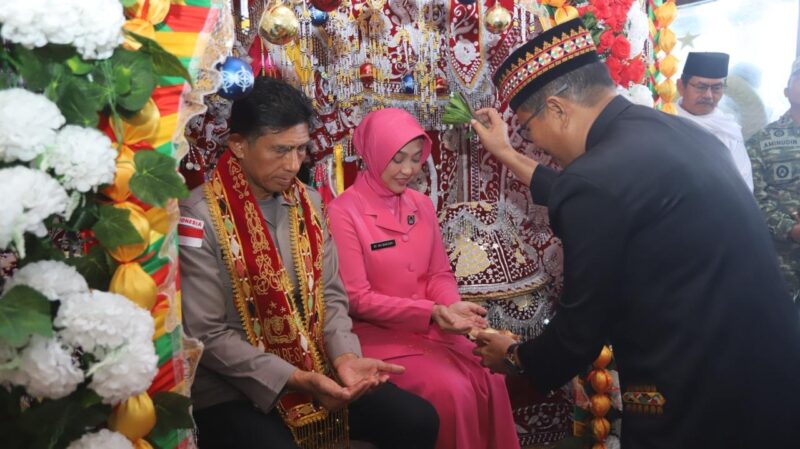 Kapolda Aceh bersama Ketua Bhayangkari Daerah Aceh disambut adat peusijuek saat tiba di Mapolres Aceh Singkil dalam agenda kunjungan kerja, Sabtu (16/5/2026). Foto: Dok. Istimewa 