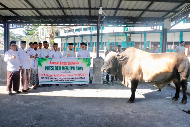 Bupati Aceh Barat Tarmizi bersama Wakil Bupati Said Fadheil, Plt Sekda, serta jajaran Pemerintah Kabupaten Aceh Barat berfoto bersama usai pelaksanaan Shalat Idul Adha 1447 Hijriah di Masjid Agung Baitul Makmur Meulaboh, Rabu (27/5/2026). Foto: Dok. Istimewa 