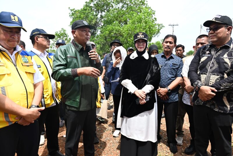 Tampak Sebuah alat berat eskavator sedang beroperasi pengolahan sampah di TPA Gampong Jawa Banda Aceh. Foto: Dok. Istimewa