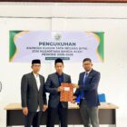 Ketua STAI Nusantara Banda Aceh, Dr. Dicky Wirianto, menyerahkan surat keputusan kepada Muhammad Zubir, SH, MH usai dikukuhkan sebagai Kaprodi Hukum Tata Negara (HTN) periode 2026–2028 di Kampus STAI Nusantara Banda Aceh, Rabu (20/5/2026). Foto: Dok. Istimewa 