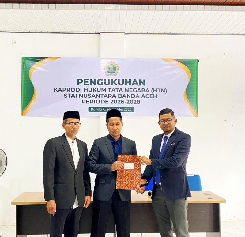 Ketua STAI Nusantara Banda Aceh, Dr. Dicky Wirianto, menyerahkan surat keputusan kepada Muhammad Zubir, SH, MH usai dikukuhkan sebagai Kaprodi Hukum Tata Negara (HTN) periode 2026–2028 di Kampus STAI Nusantara Banda Aceh, Rabu (20/5/2026). Foto: Dok. Istimewa 