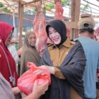 Wali Kota Banda Aceh menyerahkan daging meugang kepada warga di pasar murah di kawasan Ex Suzuya Shopping Center, Banda Aceh. Foto: Dok. Istimewa 
