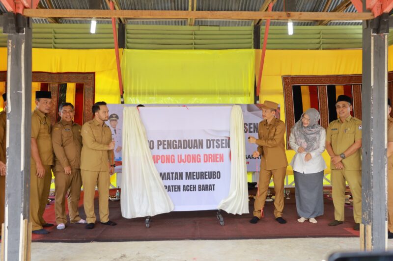 Bupati Aceh Barat Tarmizi bersama Wakil Bupati Said Fadheil saat meresmikan Posko Pengaduan DTSEN di Gampong Ujong Drien, Meureubo, Selasa (5/5/2026). Foto: Dok. Istimewa 