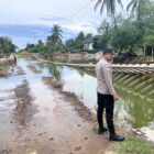 Personel Polsek Muara Batu bergerak cepat memantau dan mengantisipasi dampak abrasi serta naiknya air laut akibat pasang purnama yang menggenangi badan jalan, perlintasan rel kereta api dan permukiman warga di Dusun Pasi, Desa Keude Bungkah, Kecamatan Muara Batu, Kabupaten Aceh Utara, Sabtu (16/5/2026). Dok. Polres Lhokseumawe