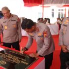 Momen Kapolda Aceh Irjen Pol Drs Marzuki Ali Basyah, M.M menandatangani prasasti pembangunan Mako Polsek Dabun Gelang di Polres Gayo Lues, Rabu (13/5/2026). Foto: Dok. Istimewa 