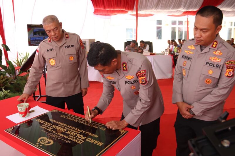 Momen Kapolda Aceh Irjen Pol Drs Marzuki Ali Basyah, M.M menandatangani prasasti pembangunan Mako Polsek Dabun Gelang di Polres Gayo Lues, Rabu (13/5/2026). Foto: Dok. Istimewa 