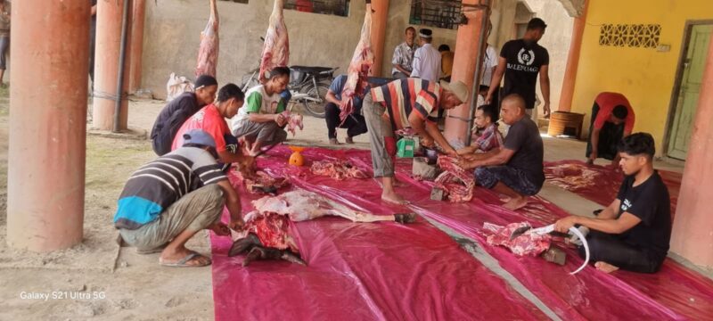 Proses penyembelihan hewan qurban di meunasah gampong Keulilee, Kecamatan Nibong, Kabupaten Aceh Utara, Rabu (27/5/2026). Foto: Dok. Istimewa