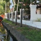 Petugas kebersihan DLHK3 Banda Aceh yang sedang melakukan penyapuan/pembersihan jalanan Kota Banda Aceh. Foto: Dok. DLHK3 Kota Banda Aceh
