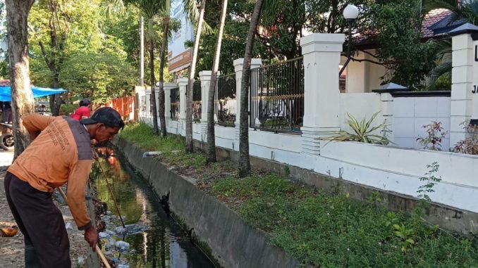 Petugas kebersihan DLHK3 Banda Aceh yang sedang melakukan penyapuan/pembersihan jalanan Kota Banda Aceh. Foto: Dok. DLHK3 Kota Banda Aceh