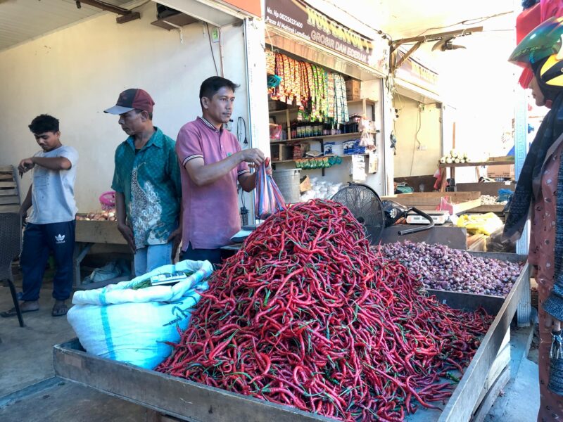 Pembeli membeli cabai di Pasar Al Mahirah. Foto: Dok. Istimewa 