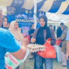 Masyarakat membeli kebutuhan pokok di pasar murah yang digelar Pemerintah Kota Banda Aceh di halaman Masjid Al-Hidayah, Gampong Lampulo, Kecamatan Kuta Alam, Jumat (15/5/2026). Foto: Dok. Istimewa