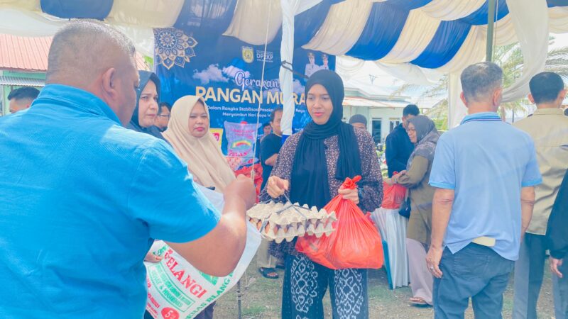Masyarakat membeli kebutuhan pokok di pasar murah yang digelar Pemerintah Kota Banda Aceh di halaman Masjid Al-Hidayah, Gampong Lampulo, Kecamatan Kuta Alam, Jumat (15/5/2026). Foto: Dok. Istimewa