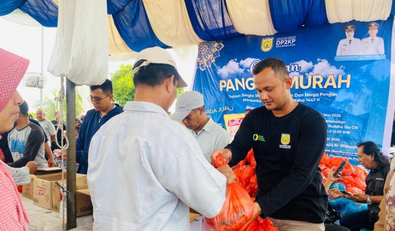 Warga membeli bahan pokok di pasar murah yang diselenggarakan di Masjid Al Hidayah, Lampulo, Banda Aceh, Jumat (15/5/2026). Foto: Dok. Istimewa 