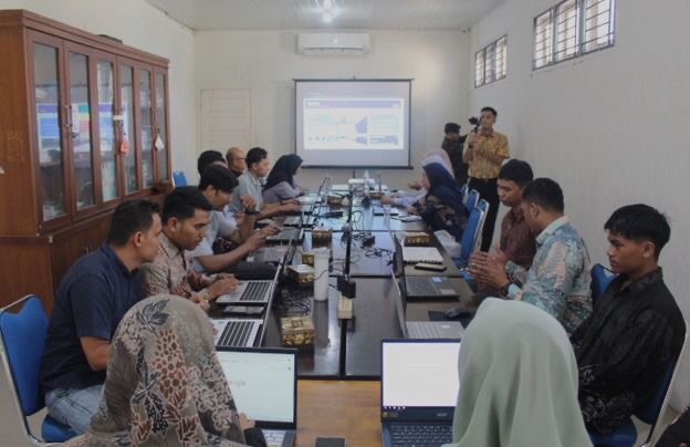 Disnaker gelar Pelatihan Aplikasi Sistem Informasi Ketenagakerjaan (Sinaker) bagi aparatur gampong dan perusahaan di wilayah Kota Banda Aceh yang berlangsung di aula Dinas Tenaga Kerja Kota Banda Aceh. Foto: Dok. Istimewa