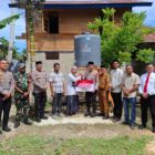 Kapolres Aceh Jaya AKBP Zulfa Renaldo menyerahkan bantuan sumur bor dan pompa air dari Kapolda Aceh kepada Pesantren Darul Istiqamah di Desa Meunasah Weh, Kecamatan Jaya, Aceh Jaya, Senin (11/5/2026). Foto: Dok. Polres Aceh Jaya