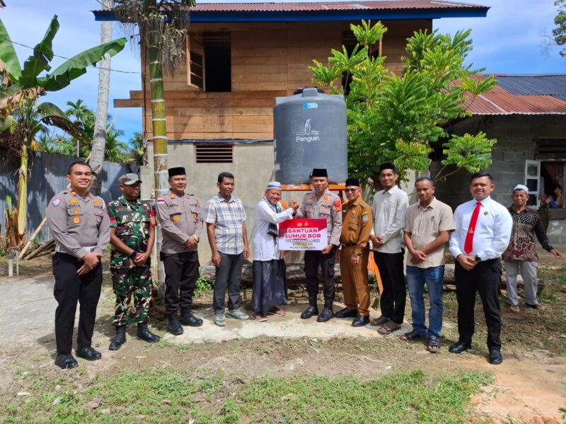 Kapolres Aceh Jaya AKBP Zulfa Renaldo menyerahkan bantuan sumur bor dan pompa air dari Kapolda Aceh kepada Pesantren Darul Istiqamah di Desa Meunasah Weh, Kecamatan Jaya, Aceh Jaya, Senin (11/5/2026). Foto: Dok. Polres Aceh Jaya