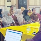 Perwakilan Dinas Sosial Kota Banda Aceh dan Unsur Kecamatan Ule Kareng sedang fokus mengikuti rapat koordinasi terkait Undang Undang JKA yang berlangsung di Aula Kantor Camat setempat di Ule Kareng Banda Aceh. Foto: Dok. Dinsos Banda Aceh.