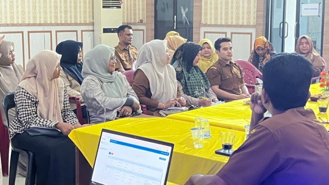 Perwakilan Dinas Sosial Kota Banda Aceh dan Unsur Kecamatan Ule Kareng sedang fokus mengikuti rapat koordinasi terkait Undang Undang JKA yang berlangsung di Aula Kantor Camat setempat di Ule Kareng Banda Aceh. Foto: Dok. Dinsos Banda Aceh.