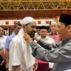 Gubernur Aceh Muzakir Manaf bersilaturahmi dengan para ulama kharismatik dan tokoh masyarakat Aceh dalam rangka memperkuat ukhuwah Islamiyah dan sinergi ulama–umara untuk mewujudkan Aceh yang islami, di Anjong Mon Mata, Meuligoe Gubernur Aceh, Sabtu (9/5/2026). Foto: Dok. Istimewa 