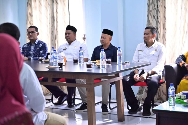 Bupati Safwandi bersama Sekda Aceh Jaya H. Masri saat pengantaran tugas kepala dinas yang baru dilantik, Jumat (8/5/2026). Foto: Dok. Pemkab Aceh Jaya