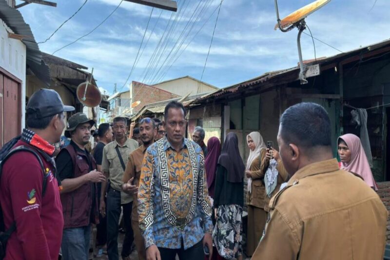 Wakil Wali Kota Lhokseumawe, Husaini, SE, turun langsung meninjau lokasi kebakaran di kawasan Kampung Jawa Lama, Kecamatan Banda Sakti, guna memastikan penanganan darurat berjalan cepat dan terukur. Dok. Pemko Lhokseumawe
