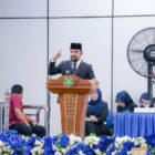 Iskandar Usman Al-Farlaky menjadi orator ilmiah pada Wisuda Program Pascasarjana dan Sarjana Universitas Samudra yang berlangsung di Gedung Multiguna Universitas Samudra, Selasa (12/5/2026). Dok. Pemkab Aceh Timur