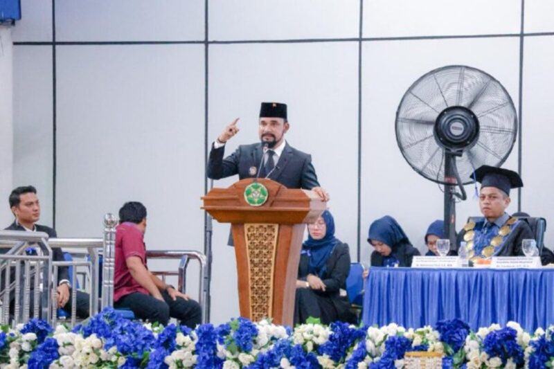 Iskandar Usman Al-Farlaky menjadi orator ilmiah pada Wisuda Program Pascasarjana dan Sarjana Universitas Samudra yang berlangsung di Gedung Multiguna Universitas Samudra, Selasa (12/5/2026). Dok. Pemkab Aceh Timur