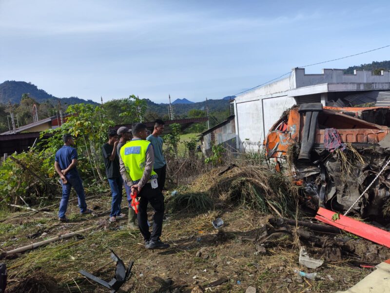 Petugas Satlantas Polres Bener Meriah melakukan olah TKP kecelakaan truk Mitsubishi Fuso yang diduga mengalami rem blong dan menabrak seorang pejalan kaki hingga meninggal dunia di Desa Timang Gajah, Kecamatan Gajah Putih, Kabupaten Bener Meriah, Kamis (11/6/2026). Foto: Dok. Istimewa 
