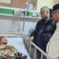 Anggota Komisi III DPR RI, Nasir Djamil, didampingi Ketua YARA Aceh Safaruddin saat menjenguk korban dugaan penganiayaan berat di RSUD Zainoel Abidin, Banda Aceh. Nasir meminta aparat penegak hukum mengusut tuntas kasus pemotongan tangan warga Aceh Besar secara profesional dan transparan. Foto: Dok. Istimewa 