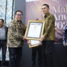 Sekda Aceh M. Nasir Syamaun saat menerima penghargaan Tokoh Inspiratif Nasional 2026 dari SMSI atas kontribusinya dalam pembangunan dan tata kelola pemerintahan Aceh, Kamis (18/6/2026). Foto: Dok. Istimewa