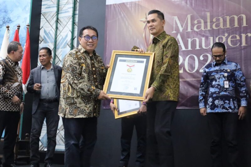 Sekda Aceh M. Nasir Syamaun saat menerima penghargaan Tokoh Inspiratif Nasional 2026 dari SMSI atas kontribusinya dalam pembangunan dan tata kelola pemerintahan Aceh, Kamis (18/6/2026). Foto: Dok. Istimewa 