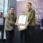 Sekda Aceh M. Nasir Syamaun saat menerima penghargaan Tokoh Inspiratif Nasional 2026 dari SMSI atas kontribusinya dalam pembangunan dan tata kelola pemerintahan Aceh, Kamis (18/6/2026). Foto: Dok. Istimewa 