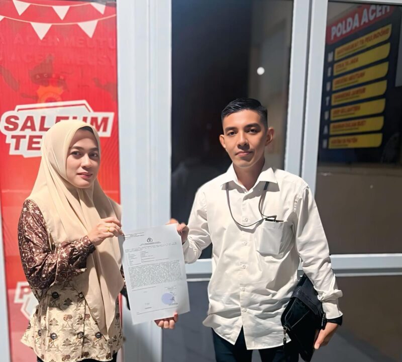 Korban dugaan penipuan dan penggelapan didampingi kuasa hukumnya, Muhammad Sandri Amin, S.H., usai melaporkan kasus yang diduga melibatkan oknum Guru PPPK Paruh Waktu ke Polda Aceh, Kamis (11/6/2026). Foto: Dok. Istimewa 