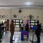 Camat Lhoknga, Ziyadinur, S.STP mengambil sumpah dan melantik Darwin Kamaruddin sebagai Keuchik Gampong Lamkruet, Kecamatan Lhoknga, Kabupaten Aceh Besar, di Aula Kantor Camat Lhoknga, Selasa (10/6/2026). Foto: Dok. Istimewa