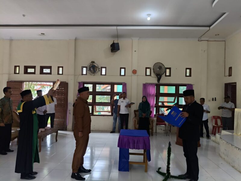 Camat Lhoknga, Ziyadinur, S.STP mengambil sumpah dan melantik Darwin Kamaruddin sebagai Keuchik Gampong Lamkruet, Kecamatan Lhoknga, Kabupaten Aceh Besar, di Aula Kantor Camat Lhoknga, Selasa (10/6/2026). Foto: Dok. Istimewa 