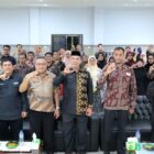 Asisten Administrasi Umum Setdakab Aceh Barat, Safrizal, berfoto bersama narasumber dan peserta usai pembukaan Workshop Literasi Keamanan Informasi di Aula Dinas Kelautan dan Perikanan Aceh Barat, Meulaboh, Kamis (18/6/2026). Foto: Dok. Istimewa