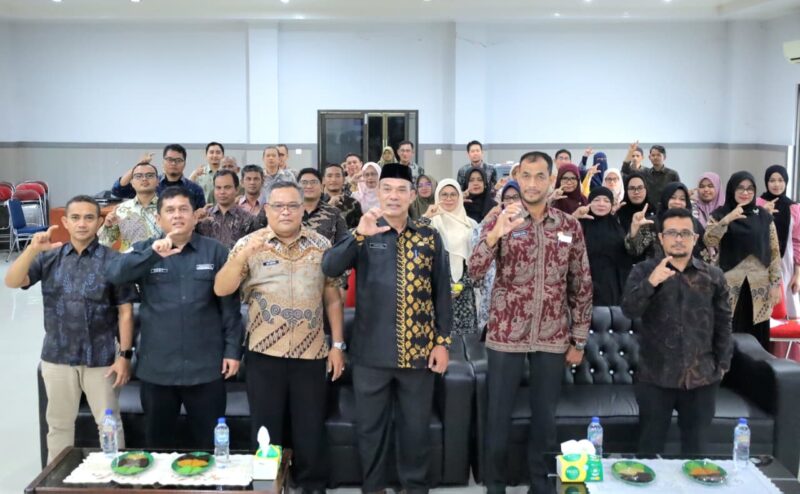 Asisten Administrasi Umum Setdakab Aceh Barat, Safrizal, berfoto bersama narasumber dan peserta usai pembukaan Workshop Literasi Keamanan Informasi di Aula Dinas Kelautan dan Perikanan Aceh Barat, Meulaboh, Kamis (18/6/2026). Foto: Dok. Istimewa 
