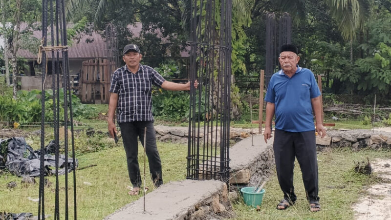 Anggota DPRK Simeulue Mardillah S.Pd, dari Partai PDIP, bersama Alfin S anggota DPRK Simeulue dari Fraksi Partai Aceh, saat meninjau Masjid desa Luan Surep kecamatan Simeulue Tengah, Kabupaten Simeulue, Sabtu, (6/6/2026).