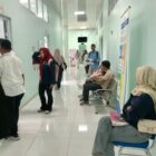 Masyarakat mengantre di salah satu fasilitas kesehatan di Banda Aceh untuk memeriksa kesehatan. Foto: Dok. Istimewa 