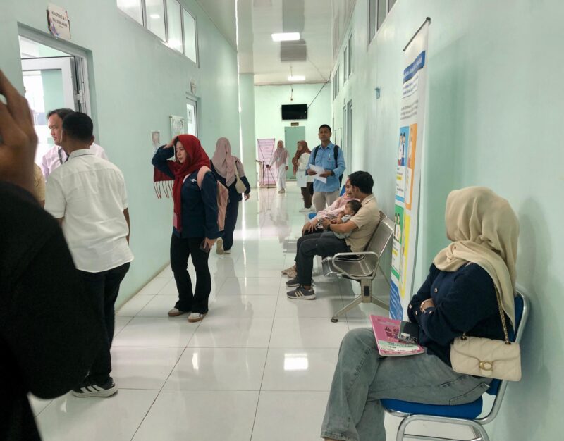 Masyarakat mengantre di salah satu fasilitas kesehatan di Banda Aceh untuk memeriksa kesehatan. Foto: Dok. Istimewa 