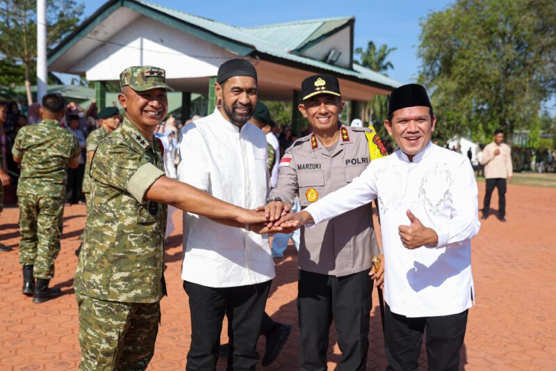 Gubernur Aceh Muzakir Manaf bersama Pangdam Iskandar Muda Mayjen TNI Niko Fahrizal, Kapolda Aceh Irjen Pol Marzuki Ali Basyah, dan Wakil Gubernur Aceh Fadhlullah menunjukkan kekompakan dan sinergi dalam mendukung pembangunan serta menjaga stabilitas keamanan di Aceh, Selasa (23/6/2026). Foto: Dok. Istimewa 