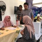 Kadinkes Banda Aceh, Wahyudi saat memantau langsung stan layanan kesehatan gratis. Foto: Dok. Istimewa 